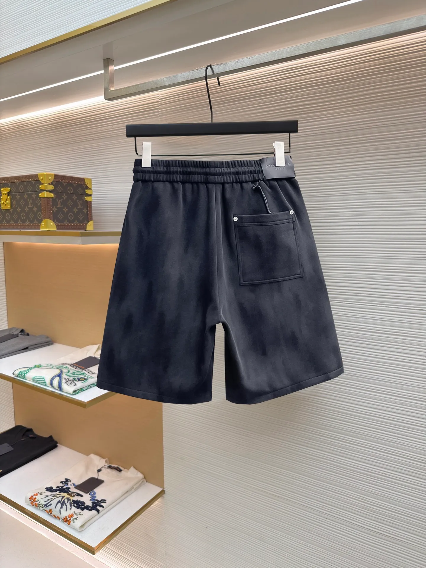 Balenciaga's three-standard complete 2026 summer New Arrival men's casual shorts, advanced custom-made Breathable fabric, Breathable fabric, extremely stretchy and comfortable, impeccable details, top-grade accessories, original logo design concept, delicate and soft feel! The upper body fit is awesome! Size: M-XXXL Please state your height and weight when ordering